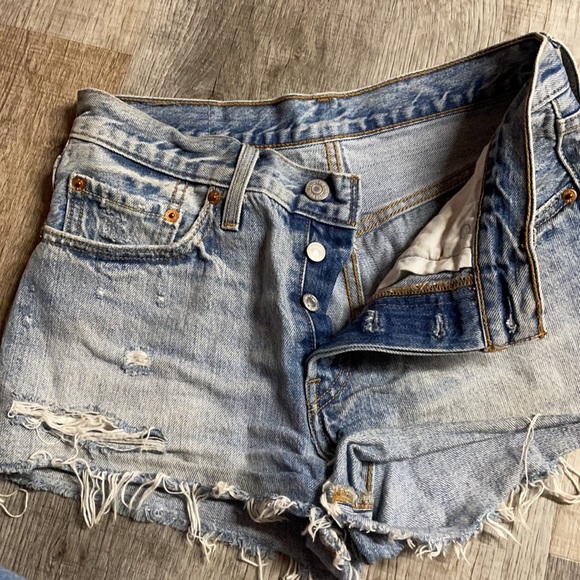Levi’s cut off shorts - Picture 3 of 5